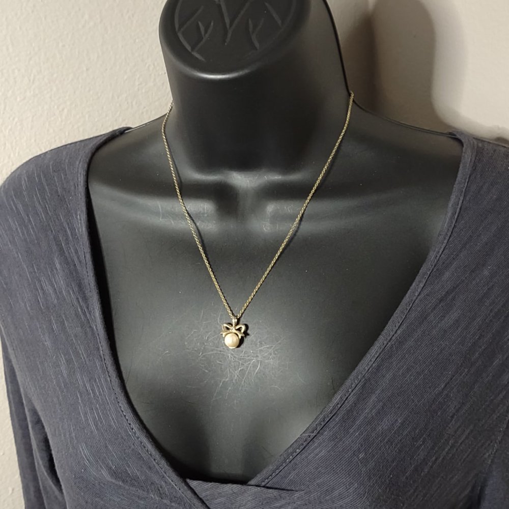 Gold Tone Bow And Faux Pearl Pendant Necklace 18 Inches Long